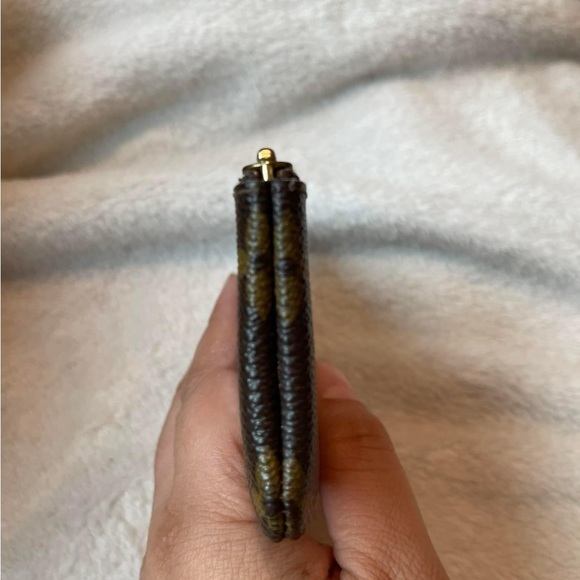 Authentic Louis Vuitton Key Cles in Monogram - Picture 6 of 11